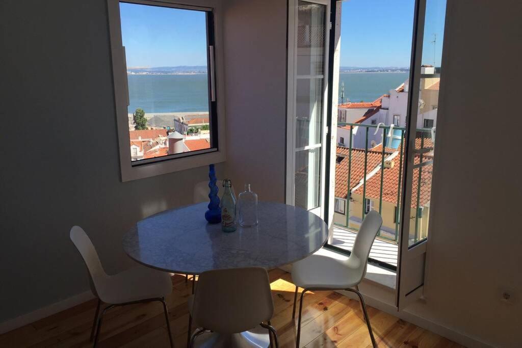 Alfama Stunning River And Historic Views 2bedrooms & 2bathrooms Ac Balcony 18th Century Building Appartement Lissabon
